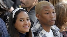 Pharrell Williams a jeho manelka Helen Lasichanhová (Paí, 8. bezna 2016)