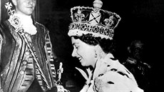 Královna Albta II. v den své korunovace (Londýn, 2. ervna 1953)