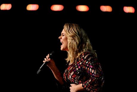 Adele zpv svj hit Hello v vodu ceremonilu Grammy Awards (Los Angeles, 12....