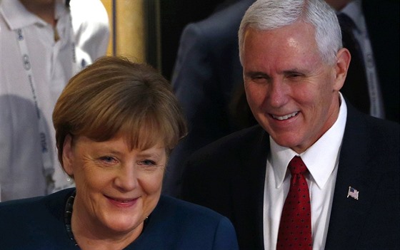 Nmecká kancléka Angela Merkelová a americký viceprezident Mike Pence na...