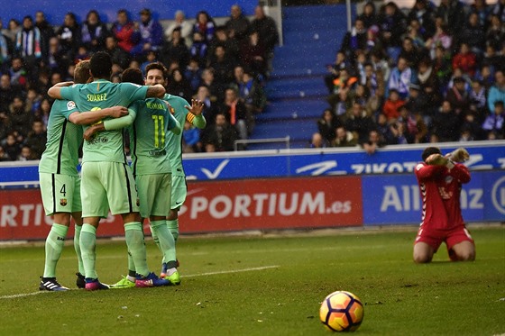 Fotbalisté Barcelony se radují bhem pohodlného vítzství na hiti Alavésu.