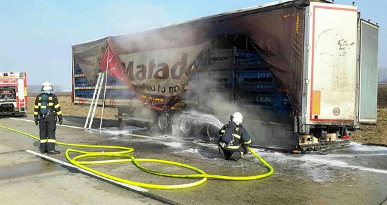 Na dálnici D2 hoel návs kamionu. Hasii dostali poár rychle pod kontrolu,...