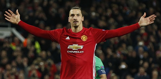 védský útoník Zlatan Ibrahimovic z Manchesteru United slaví hattrick v...