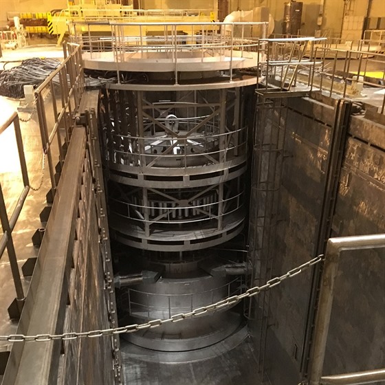 To je moc velké. Pohled na horní ást jednoho z temelínský reaktor z reaktorové haly. Pro adu moných vyuití jsou podobné stroje píli drahé a komplikované, a proto se tak dlouho uvauje o budování malých reaktor. 