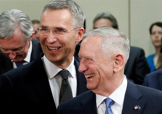 Generální tajemník NATO Jens Stoltenberg a americký ministr obrany Jim Mattis...