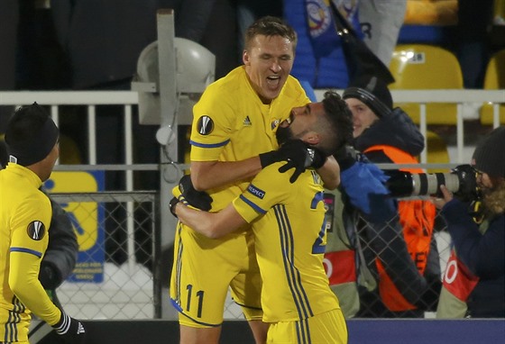 Fotbalisté Rostova se radují z gólu Mihy Mevljaji (vpravo)  proti Spart.