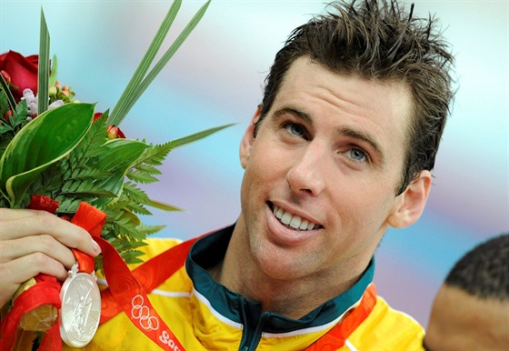Grant Hackett se stíbrnou medailí ze závodu na 1500 metr na olympijských...