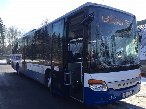 Autobus peváející dti narazil zezadu do kamionu, nehoda se obela bez...