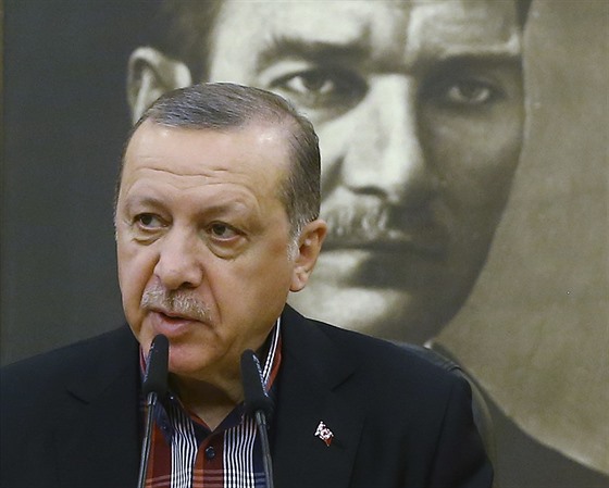 Turecký prezident Recep Tayyip Erdogan v popedí, zakladatel moderního Turecka...