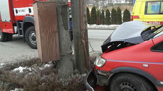 idika vezoucí tyi dti narazila do betonového sloupu, posádka auta natstí...