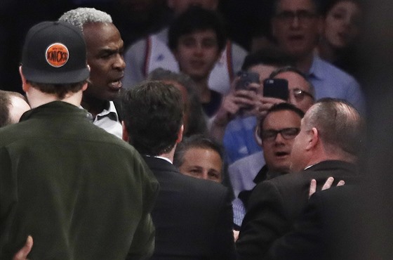Charles Oakley bhem strkanice se leny ochranky pi zápase New York Knicks.