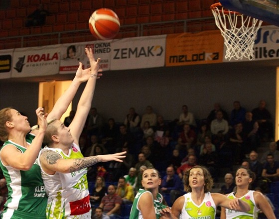 Marina Solopovová (druhá zleva) v dresu KP Brno v utkání s nmeckým Kelternem.