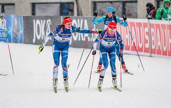 Jessica Jislová (vlevo) pedává tafetu Ev Puskaríkové.