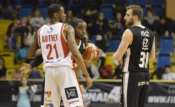 Pardubický basketbalista Lamb Autrey (vlevo) se ocitl v nezvyklém propletenci s...