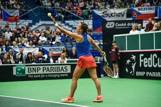 SERVIS. Barbora Strýcová v utkání Fed Cupu proti Garbine Muguruzaové