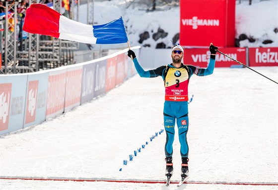 Martin Fourcade vítzoslavn pijídí do cíle stíhacího závodu na MS v...