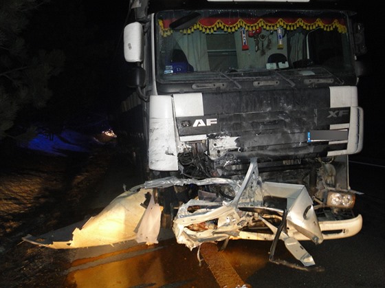 Osobní auto se eln stetlo s kamionem u Jarome na silnici I/33 (13.2.2017.)