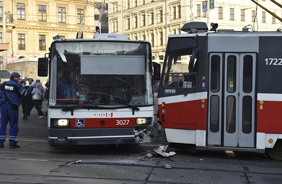 Sráka trolejbusu a tramvaje blokovala v úterý ráno provoz ped hlavním...