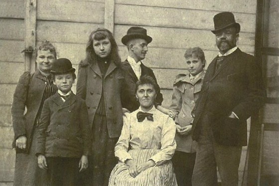 Antonín Dvoák (vpravo) s rodinou v New Yorku. Jan Josef Kovaík stojí uprosted.