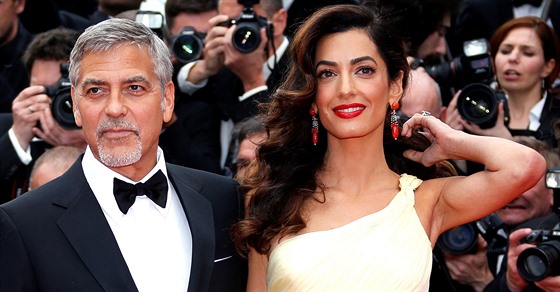 George Clooney a jeho manelka Amal (Cannes, 12. kvtna 2016)