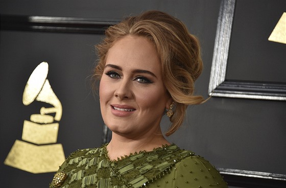 Adele na udílení cen Grammy (Los Angeles, 12. února 2017)