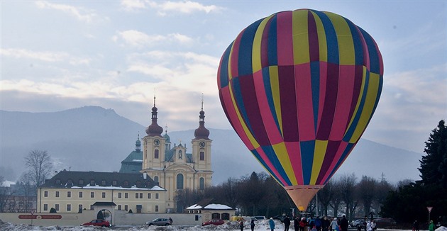 Pelet Jizerských hor v létajícím balonu pekazil vítr (12. února 2017).