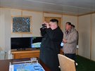 Vdce KLDR Kim ong-un sleduje test rakety stedního doletu Pukguksong-2 (13....