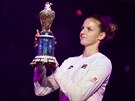 Karolna Plkov si uv pohled na trofej pro vtzku turnaje v Dauh.