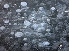 Zamrzlé bubliny vyvrajících plyn