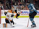 Útoník San Jose Tomá Hertl zkouí vyzrát na gólmana Philadelphie Michala...