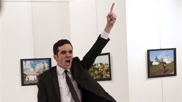 Fotografickou soutěž World Press Photo za rok 2016 vyhrál snímek vraha ruského... Fotografickou soutěž World Press Photo za rok 2016 vyhrál snímek vraha ruského...