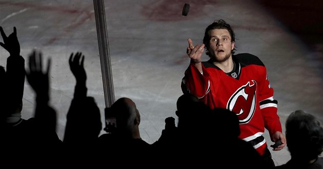 Pavel Zacha z New Jersey hází fanouškům puk po vítězství nad Coloradem, na němž... Pavel Zacha z New Jersey hází fanouškům puk po vítězství nad Coloradem, na němž...