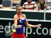 RETURN. Karolna Plkov bhem utkn Fed Cupu proti Lae Arruabarrenaov