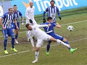 Karvinský stoper Jan Hošek (v bílém) a Lukáš Železník z Mladé Boleslavi v... Karvinský stoper Jan Hošek (v bílém) a Lukáš Železník z Mladé Boleslavi v...