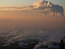 SMOG. Okraj mongolského Ulánbátaru pokrývá hustý smog zpsobený hoícím uhlím....