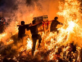 NOVÝ ROK. íntí mui v provincii Kuang-tung peskakují plameny, aby mli v...