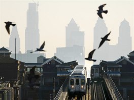 PRASKLINA. Pohled na vlaky jedoucí po trati Market-Frankford Line v americké...