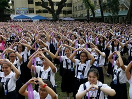 Studentky z manilské katolické koly spojily kampa One Billion Rising s...