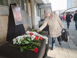 Na pietn msto ped kinem pokldali kolemjdouc kvtiny.