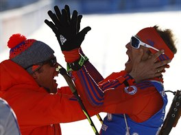 Americk biatlonista Lowell Bailey (vpravo) se raduje z titulu mistra svta ve...