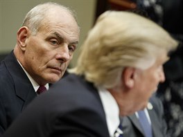 Americk ministr vnitn bezpenosti John Kelly s prezidentem Donaldem Trumpem...