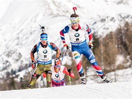 Ole Einar Bjrndalen (vpedu) na trati sthacho zvodu na MS v Hochfilzenu.