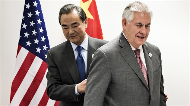 Americk ministr zahrani Rex Tillerson na prvn schzce se svm nskm protjkem Wangem I. (17. 2. 2017)