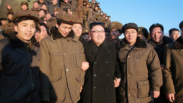 Severokorejsk vdce Kim ong-un oslavuje test rakety stednho doletu schopn nst jadernou hlavici (13. nora 2017)