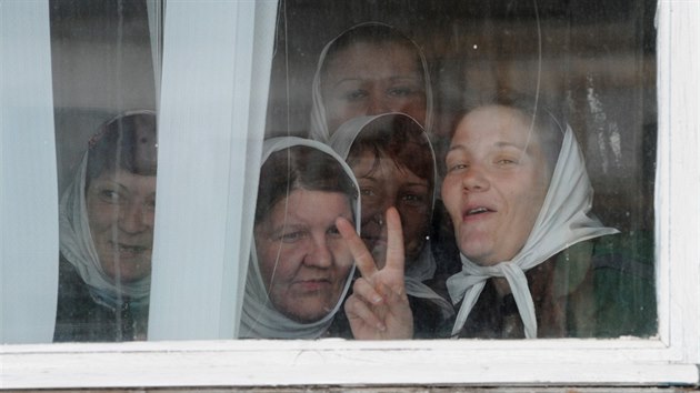 Obyvatelky vznice u ruskho msta Kinema v Ivanovsk oblasti (24. dubna 2012)
