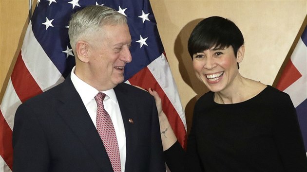 Americk ministr obrany James Mattis a norsk ministryn obrany Ine Marie Eriksen Soreideov na bezpenostn konferenci v Mnichov (17. nora 2017)