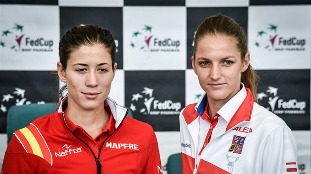 TMOV JEDNIKY. Garbie Muguruzaov (vlevo) a Karolna Plkov ped zpasem 1. kola Fed Cupu.