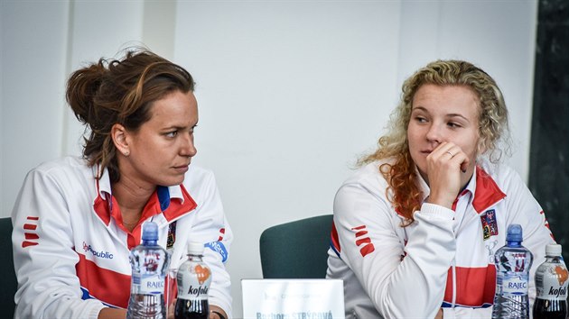 Barbora Strcov  (vlevo) a Kateina Siniakov pi losovn zpas 1. kola Fed Cupu se panlskem.