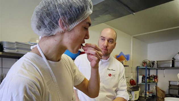 Znm kucha Ondej Slanina pijel do Chebu vait  se studenty Integrovan stedn koly.