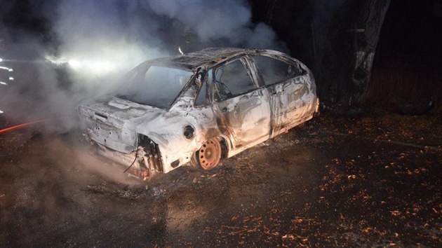 Na Pbramsku havarovalo osobn auto do stromu a zaalo hoet (12. nora 2017)